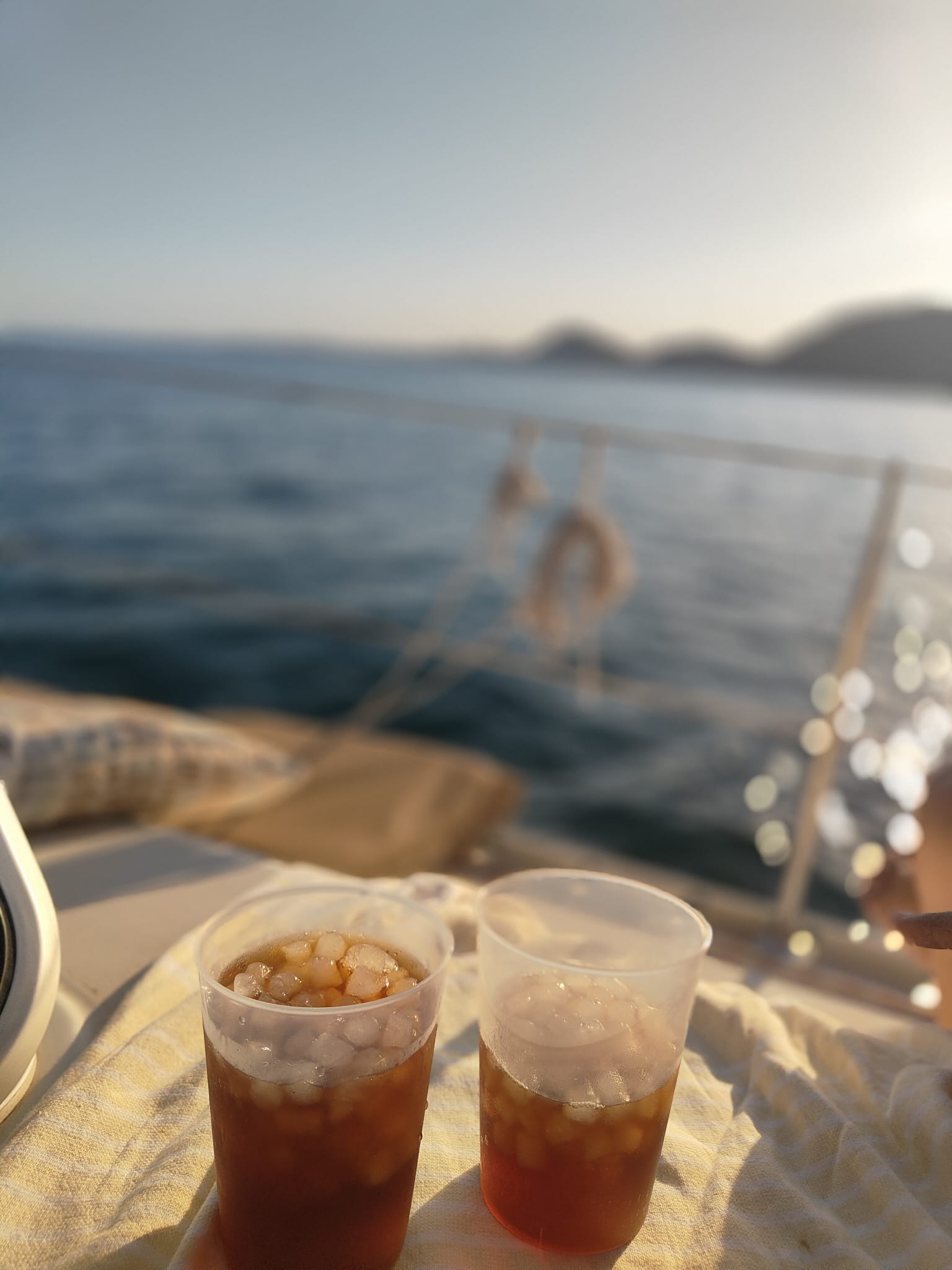 Bebidas a bordo frente a la puesta de sol