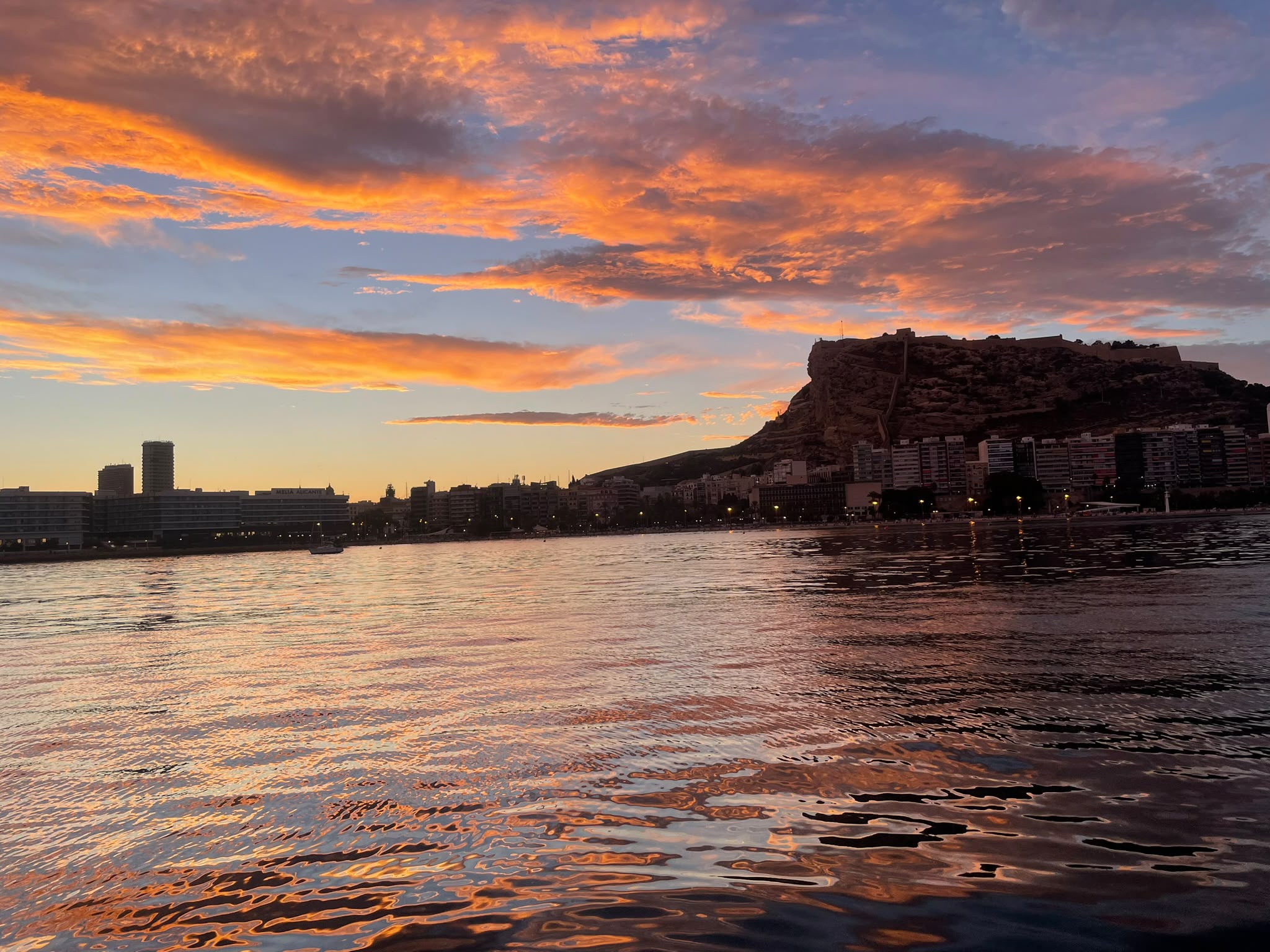 Atardecer rojo frente al castillo de Santa Bárbara