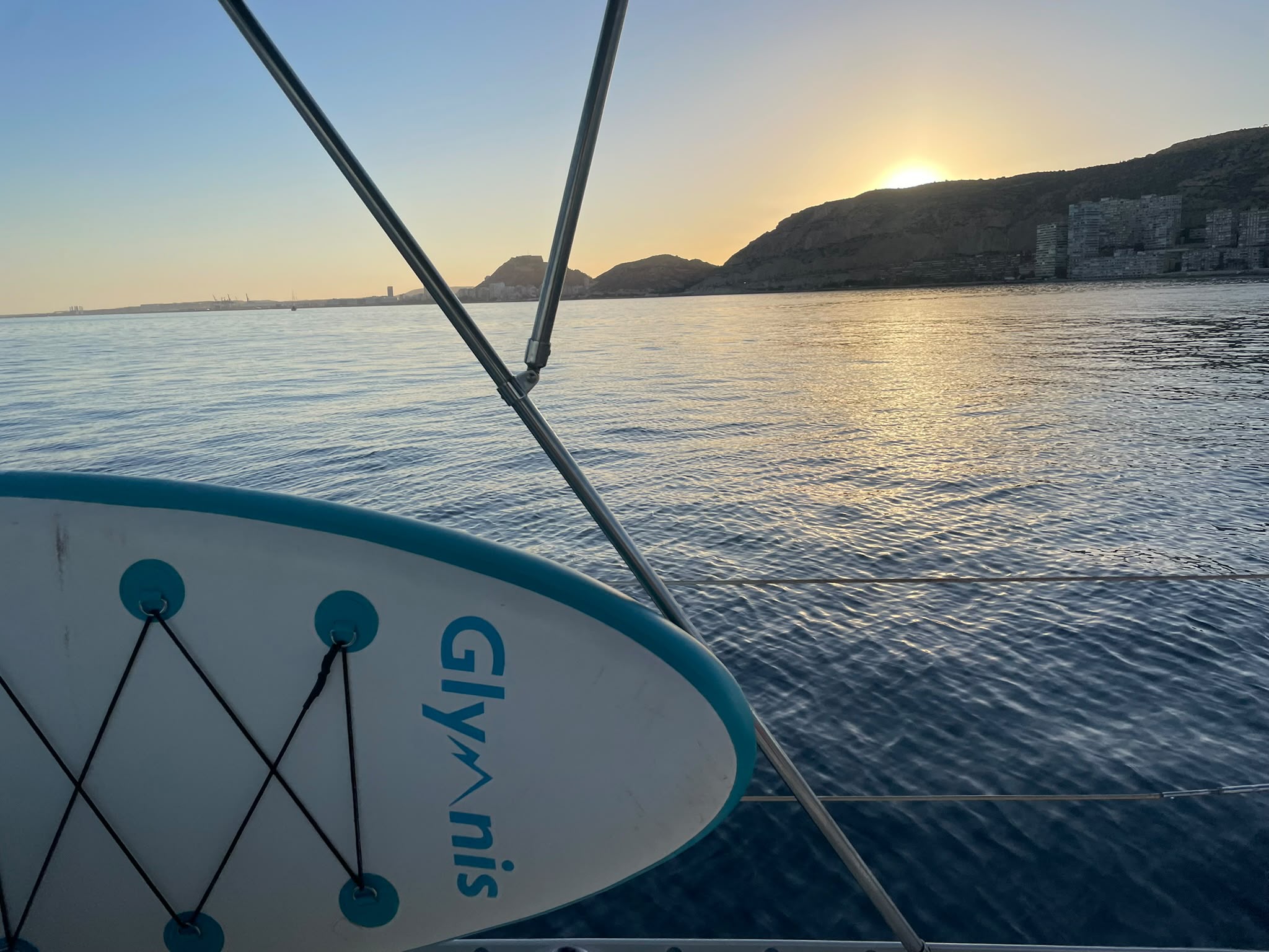 Tabla de paddle surf al atardecer