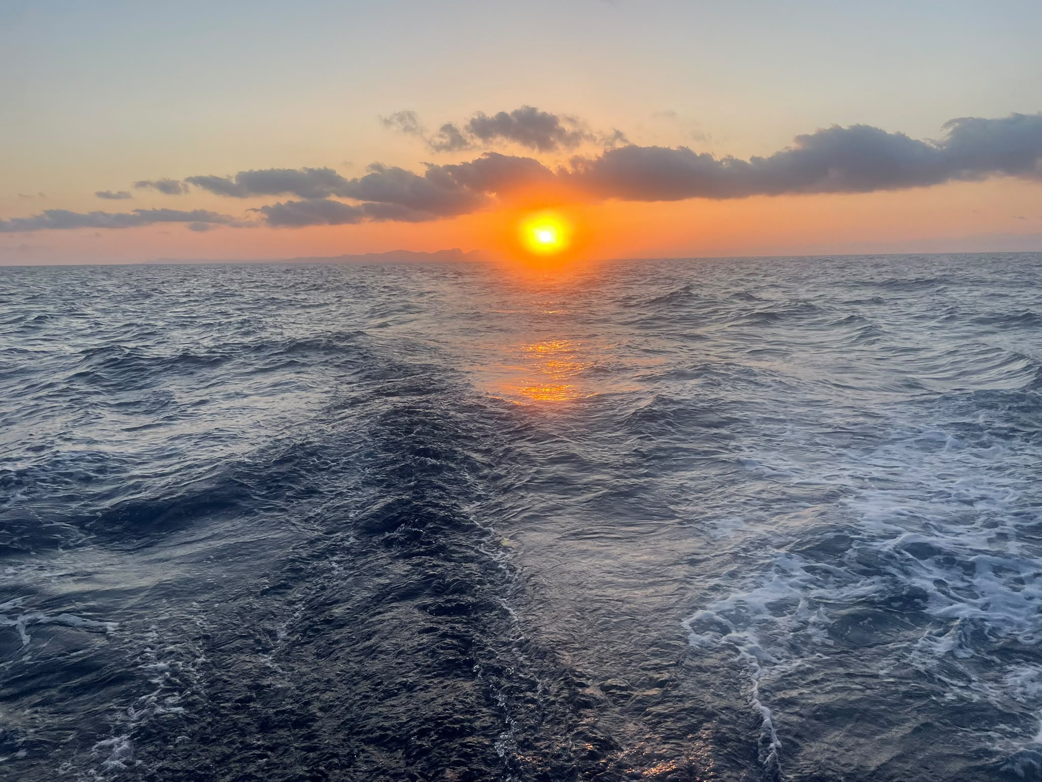 Estela del barco durante la puesta de sol